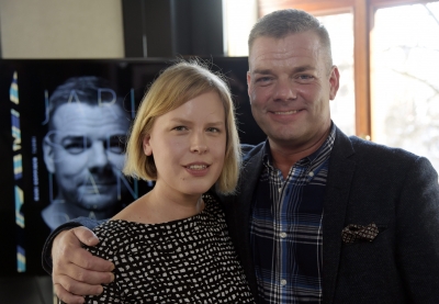 Laulaja Jari Sillanpää ja Jari Sillanpää -elämäkertakirjan kirjoittaja Mari Koppinen kirjaa koskevassa tiedotustilaisuudessa Helsingissä 4. huhtikuuta 2016. (kuva: Lehtikuva / Markku Ulander )