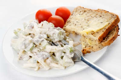 Waldorfin salaattia, leipää ja tomaatteja