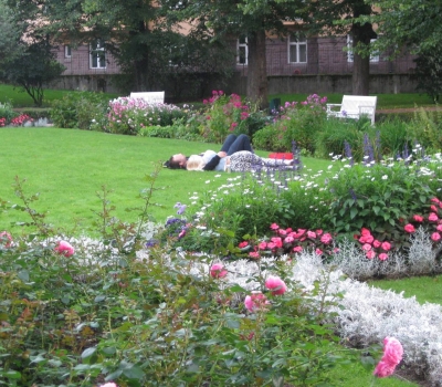 Nykyään ihmiset saavat elää omaa elämäänsä muiden häiritsemättä, ainakin isommissa kaupungeissa.