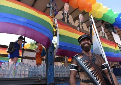 Unkarin pahvihallitus oli mukana pride-kulkueessa. Kuva hlbtiq-järjestön Háttérin sivulta.