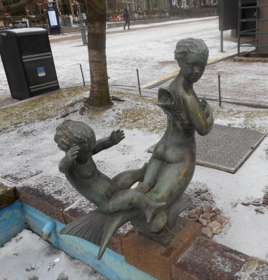 Viktor Janssonin Aallottaria-patsas Helsingin esplanadin puistossa. Mallina on ollut tytär Tove.
