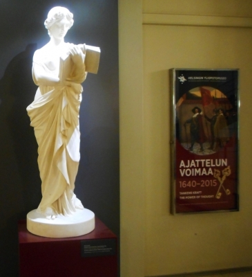 Yliopistomuseoon tulijaa tervehtii vuonna 1891 Berliinistä ostettu patsas. Ajattelun voimaa -julisteessa näkyy pieni osa Turun akatemian vihkiäisistä vuonna 1640, Albert Edelfeltin teos.