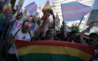 Aktivistit marssivat kohti Taksim-aukiota, Trans Pride -marssin kieltoa uhmaten. (kuva: Huseyin Aldemir / Reuters / Lehtikuva)