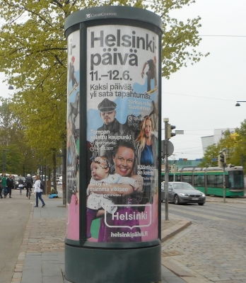 Ympäri kaupunkia on näitä mainospylväitä. Tomppa on päässyt mukaan Helsinki-päivän ohjelmistoon. Klikkaamalla kuva suurenee.