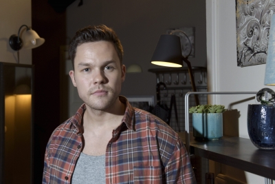 Lari-hahmon näyttelijä Ronny Roslöf 17 vuotta täyttäneen Salatut elämät -televisiosarjan tiedotustilaisuudessa Konalan studiolla Helsingissä 15. helmikuuta 2016. (kuva: Heikki Saukkomaa / Lehtikuva)