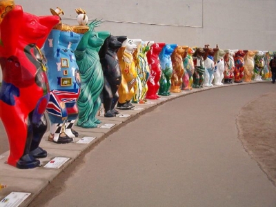 Berliinin symboli, karhu, on myös monenkirjavuuden symboli. Kelpaat, vaikka olisit sininen, punainen, keltainen tai musta,