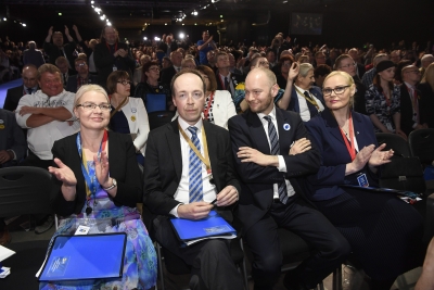 Sampo Terho ja Leena Meri onnittelevat puolueen uutta puheenjohtajaa Jussi Halla-ahoa (kesk.) perussuomalaisten puoluekokouksessa Jyväskylässä 10. kesäkuuta 2017 (kuva: Lehtikuva / Jussi Nukari)