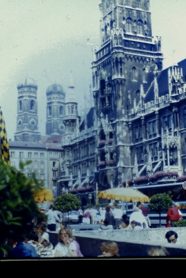 Vanha diakuva 70-luvulta, värit katoamassa. Edessä turistien suosima Marienplatz, taustalla häämöttävät taivaalle sojottavat Frauenkirchenin tornit