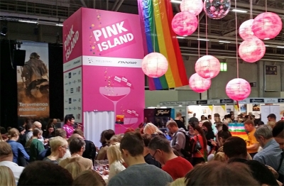 Helsingin Matkamessujen Pink Islandilla järjestetyt drag-bingot houkuttelivat yleisöä runsain mitoin tammikuussa 2016.