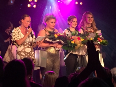 Miss Gay Finland -kilpailun voittajakolmikko kukitettuna (kuva: Leo Koivistoinen)