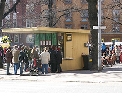 Bear Park Cafe sijaitsee Helsingin Kalliossa, Karhupuistossa, Porthaninkadun ja Agricolankadun kulmassa.