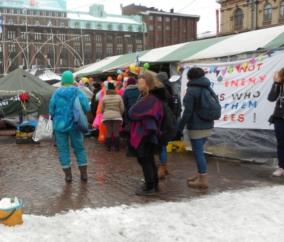 Turvapaikanhakijoiden leiri Helsingissä asema-aukiolla