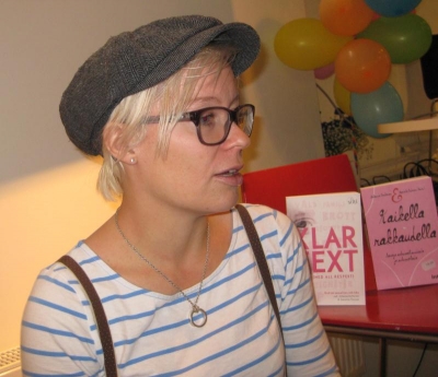 Jeanette Östman Regnbågshelgen-tapahtumassa. Hän on toimittanut kirjaa Klar text, suomeksi Kaikella rakkaudella (ilmestyneet helmikuussa 2014)