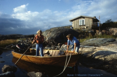 Tove Jansson elämänkumppaninsa Tuulikki Pietilän kanssa kesänviettopaikassaan.