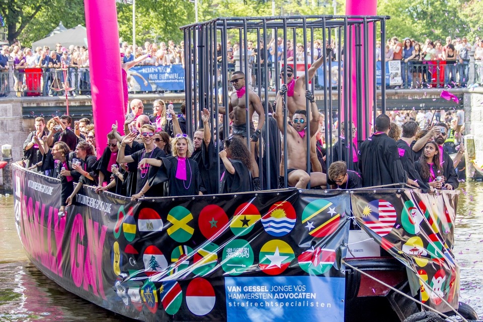 6.-7. elokuuta järjestettiin Amsterdamissa Europride 2016. Kuvan Legally Gay -teemainen lautta voitti parhaan kannanoton palkinnon. (kuva: Mikko Kivinen)