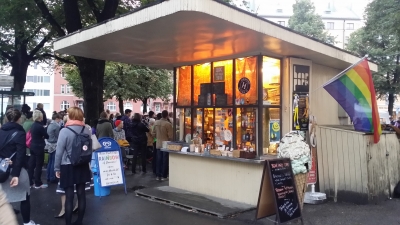 Bear Park Cafe sijaitsee Helsingin Kalliossa, Karhupuistossa, Porthaninkadun ja Agricolankadun kulmassa.