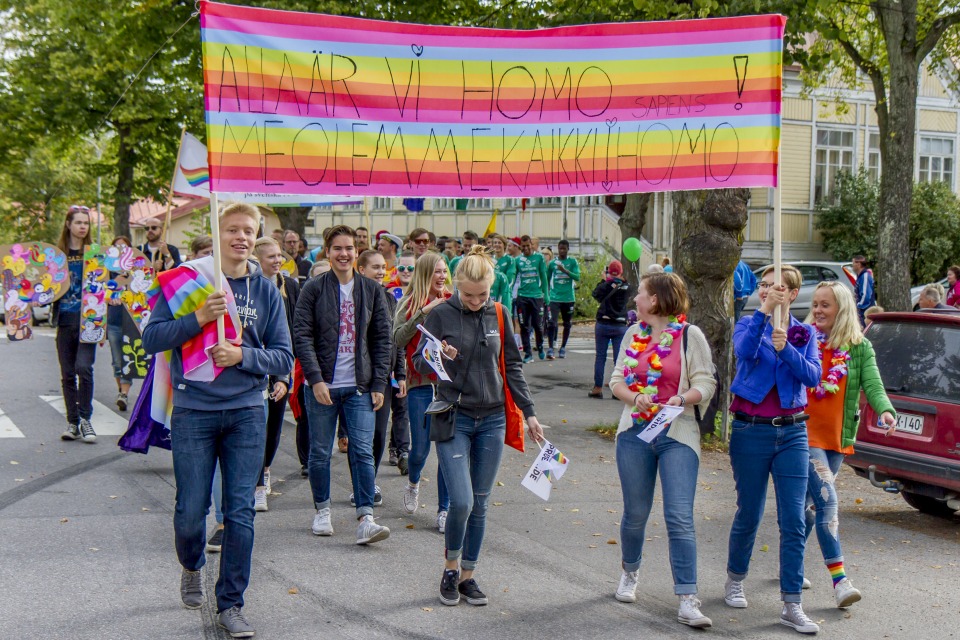 ”Alla är vi homo - sapiens” oli Raaseporin kulkueen pääslogan. (Kuva: Mikko Kivinen)