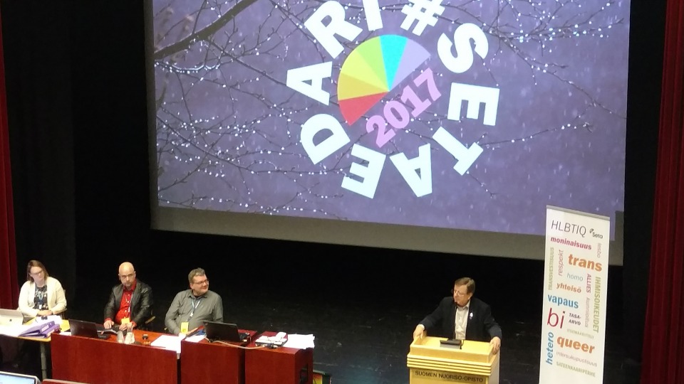 Mikkelin kaupunginhallituksen puheenjohtaja (oik) pitää puhetta.
