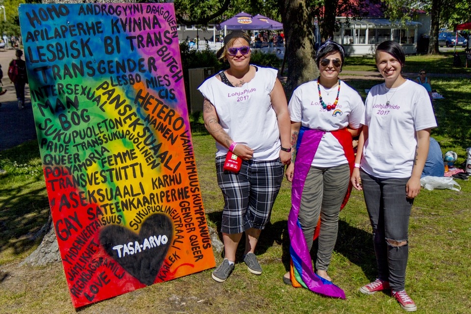 Lohjan ensimmäinen pride järjestettiin piknikin ja jatkobileiden merkeissä. Tapahtumaa olivat järjestämässä (vasemmalta oikealle) Mirva Lehtonen, Nina Weckström ja Nea Weckström. (Kuva: Mikko Kivinen/ranneliike.net)