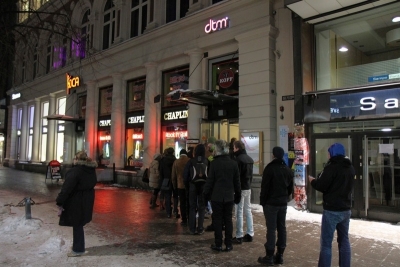 Ravintola dtm:n sisäänkäynti Helsingin Mannerheimintiellä. Kuvassa esiintyvät ihmiset eivät liity tapaukseen.