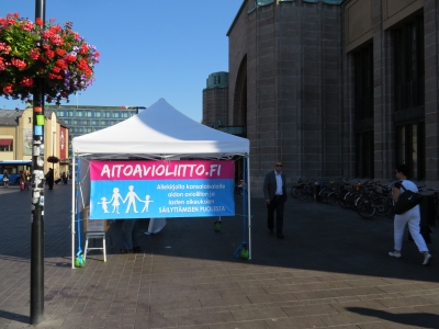 Aito Avioliitto -seurakunnan teltta Helsingin rautatieaseman kupeessa