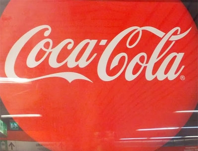 Coca-Colan logo on ollut tuttu näky mainostelineissä.