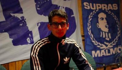 Pahimmin loukkaantunut twitterin kuvassa. Hän on Showan Shattak, tunnettu erityisesti homofobian vastaisesta työstään jalkapallojoukkue Malmö FF:n fanipiireissä.