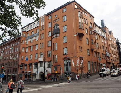 Koiton talo sijaitsee Simonkadun ja Yrjönkadun kulmassa Helsingin ydinkeskustassa. G Lounge skybar&club sijaitsee rakennuksen ylimmissä kerroksissa.