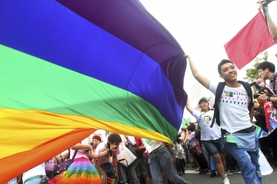 Taipeissa lokakuussa 2016 pidetty tasa-arvoista avioliitto-oikeutta vaativa pride keräsi 80 000 osallistujaa. Etenkin nuorten keskuudessa yhdenvertaisuuden kannatus on suurta. (kuva: Chiang Ying-Ying / AP / Lehtikuva)