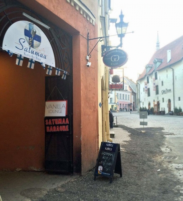 Uuden baarin olemassaolosta kerrotaan ohikulkijoille ja baaria etsiville vielä toistaiseksi väliaikaisin kyltein. (kuva: Vanilla Lounge)