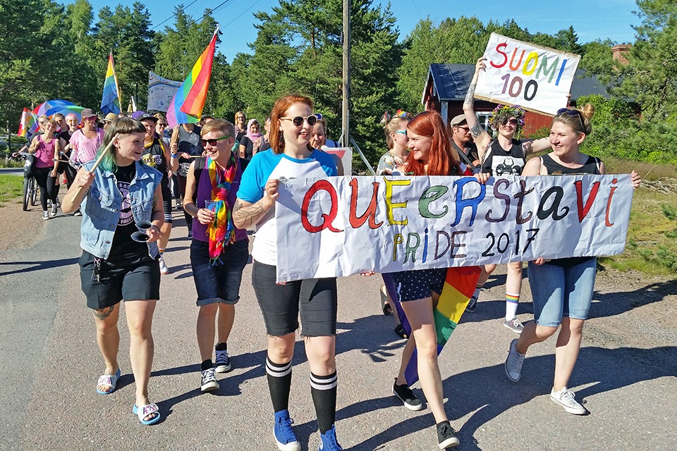 Queerstavi Priden kulkueessa käveli runsas sata osallistujaa kauniissa ja aurinkoisessa säässä. (Kuva: Mikko Kivinen/ranneliike.net)