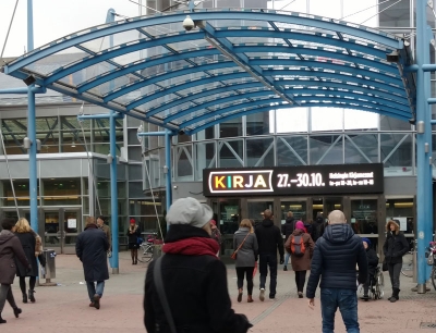 Sisäänkäynti Kirjamessuille Helsingin Messukeskuksessa. Kuvan ihmiset eivät liity tapaukseen.