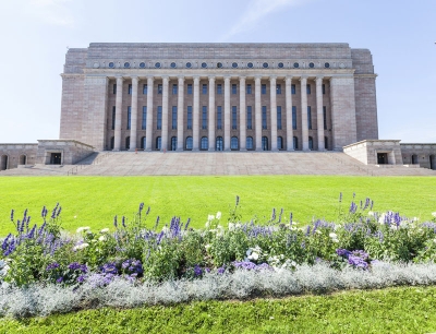 Venäläinen miespari puukotti itseään eduskuntatalon edustalla perjantaina.