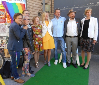 Tässä he ovat: vasemmalta: Silvia Modig, Aino-Kaisa Pekonen, Jyrki Kasvi, Pilvi Torsti, Sari Multala, Stefan Wallin, Mikko Kärnä ja oikealla Setan pääsihteeri Terhi Aaltonen.