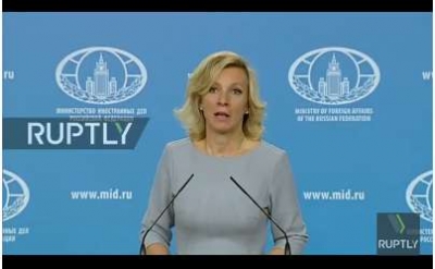 Venäjäjn ulkoministeriön virallinen edustaja Zaharova haukkuu Ylen kirjeenvaihtajaa Erkka Mikkosta pelkuruudesta, kun tämä ei lähde tarjotulle matkalle Tsetseniaan. Kuva Youtubesta.