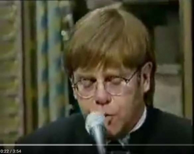 Elton John laulamassa prinsessa Dianan siunaustilaisuudessa, kuva Youtubesta