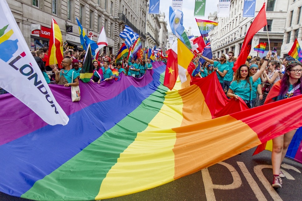 Pride in London -tapahtuman paraati kulki halki Lontoon miljoonayleisön hurratessa. Kuva: Mikko Kivinen/ranneliike.net