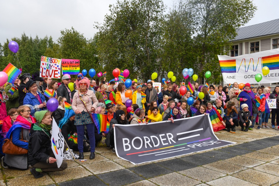 BorderPride -tapahtuman osallistujia (kuva: Martu Väisänen)