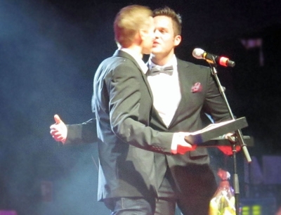 Laria ja Eliasta näyttelevät Ronny Roslöf ja Petteri Paavola palkittiin QX Gay Gaalassa keväällä 2014.
