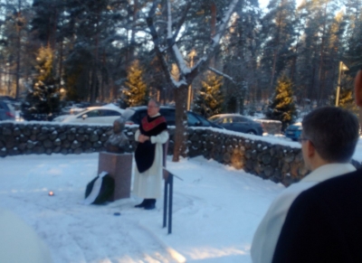Seppeleen Hanna Parviaisen muistomerkille laski aluekappalainen Osmo Väätäinen.