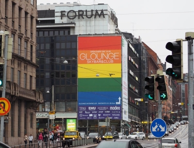 G Lounge mainosti näkyvästi Helsingin Forumin lasikulmassa kesällä 2016.