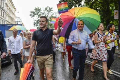 Terveysministeri Gabriel Wikström ja pääministeri Stefan Löfven pride-kulkueessa (kuva: Erik Nylander / TT / Lehtikuva)