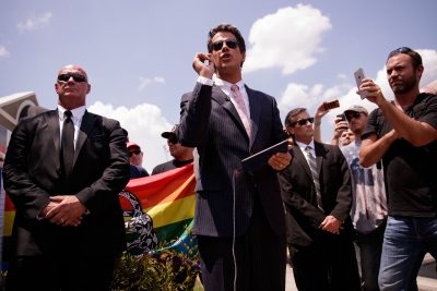 Milo Yiannopoulos pitämässä lehdistötilaisuutta terrorihyökkäyksen kohteeksi joutuneen Pulse-yökerhon ulkopuolella Orlandossa 15. kesäkuuta. (kuva: Drew Angerer / AFP / Lehtikuva)