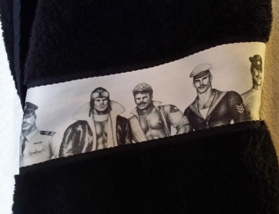 Tom of Finland -kuvastoa näkee nykyään esimerkiksi kodin tekstiileissä.