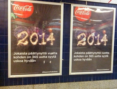 Coca-Colan mainoskampanjajulisteita näkyy Helsingissä esimerkiksi metroasemilla.