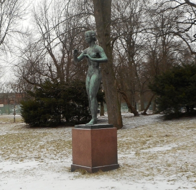 Helsingin Kaisaniemessä on Viktor Janssonin tekemä patsas, jossa mallina on ollut Tove Jansson. Patsas on vuodelta 1931.