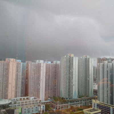 Pilvet ovat hieman hellittäneet Hong Kongin tasa-arvon taivaalla.