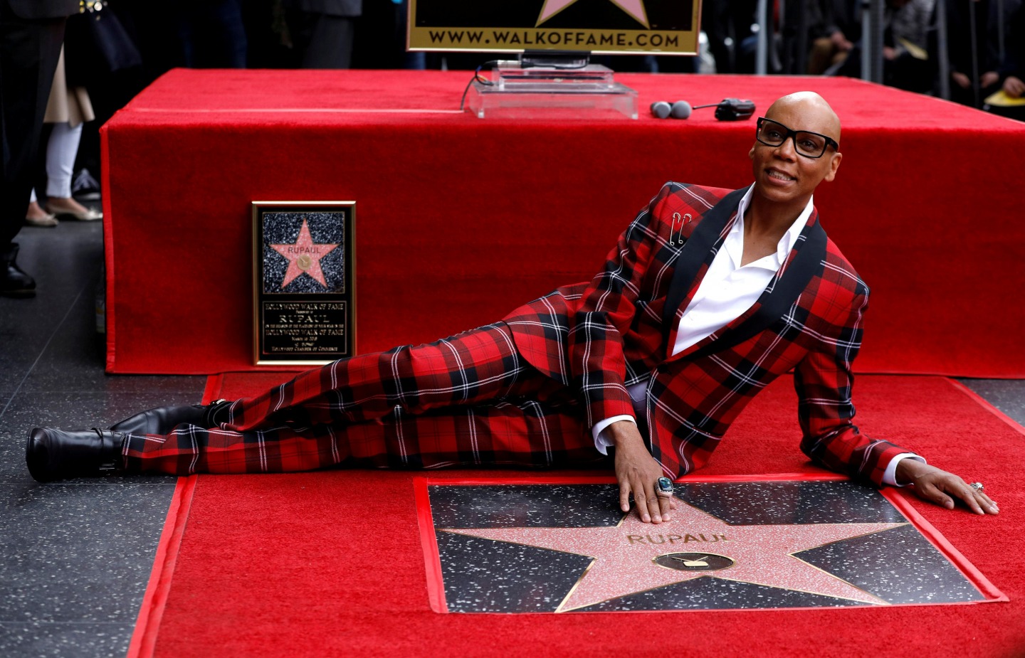 RuPaul ja tähti Hollywood Walk of Famella (kuva: Mario Anzuoni / Reuters / Lehtikuva)