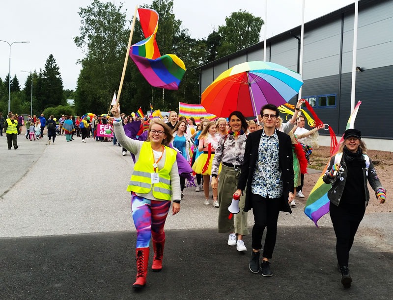 Raasepori Pride 2017 -kulkue lähdössä liikkeelle urheilukeskukselta lauantaina 2.9. (kuva: Mikko Kivinen)