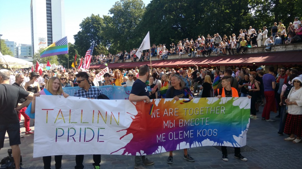 Tallinn Pride -kulkue valmistautumassa lähtöön hetkeä ennen kahta lauantaina 8.7.2017.